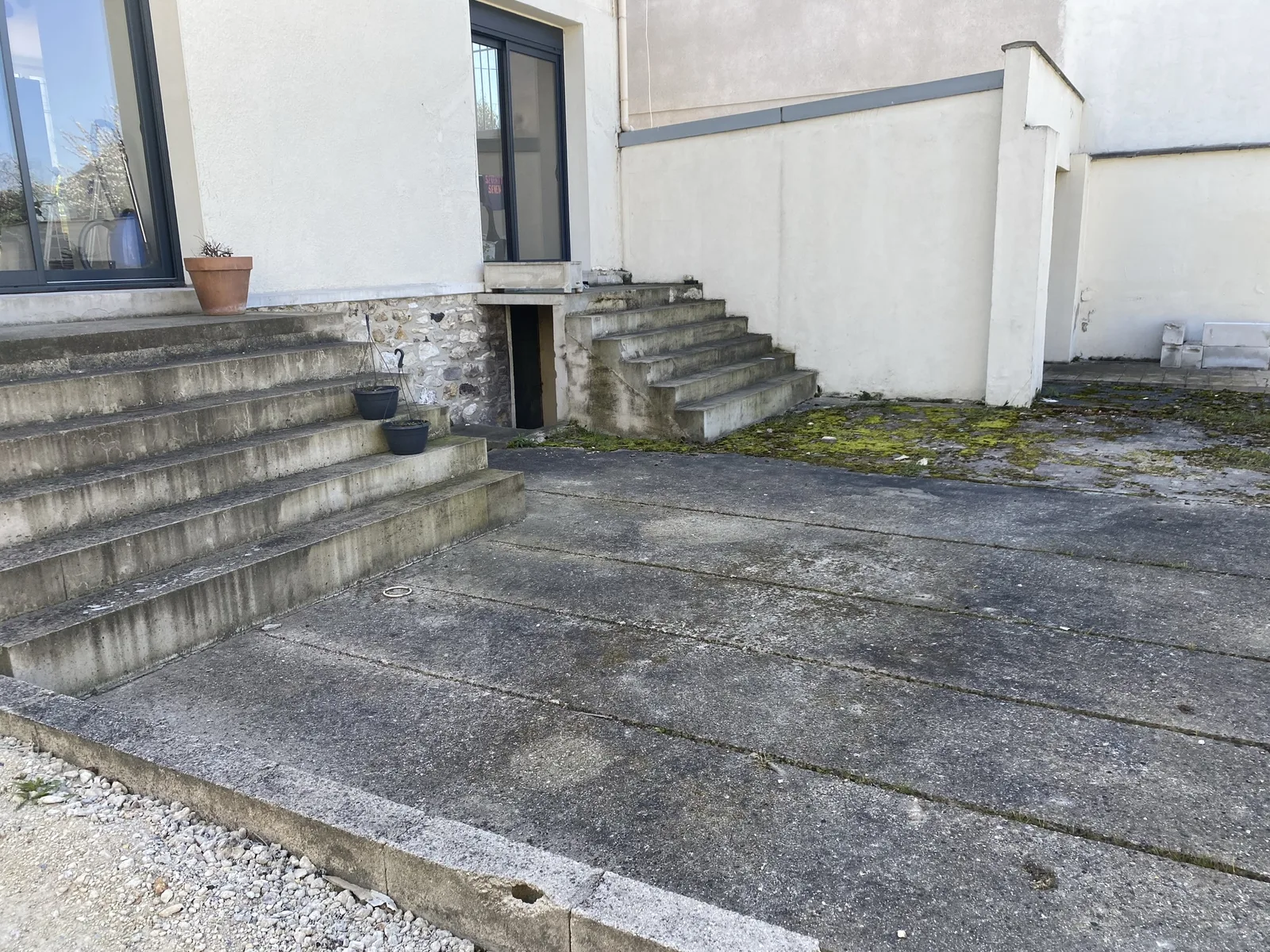 Ancienne dalle béton avec mousse et escaliers avant travaux, Noisy-le-Grand
