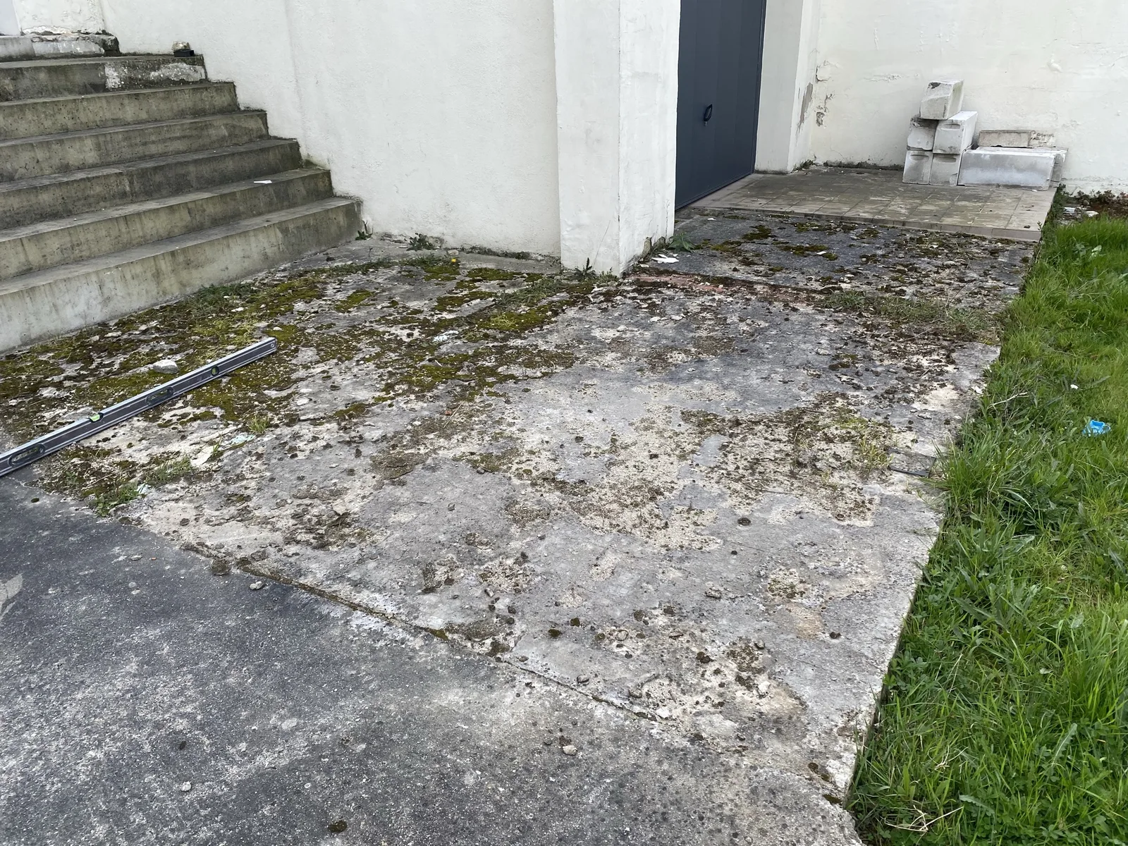 Dalle béton dégradée et envahie de mousse avant la pose de la terrasse, Noisy-le-Grand