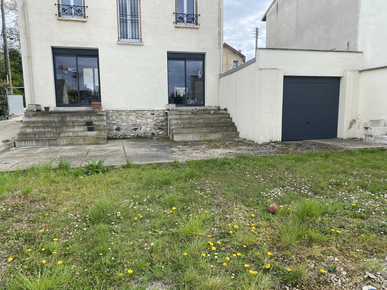 Jardin et ancienne dalle avant l'aménagement de la terrasse, Noisy-le-Grand