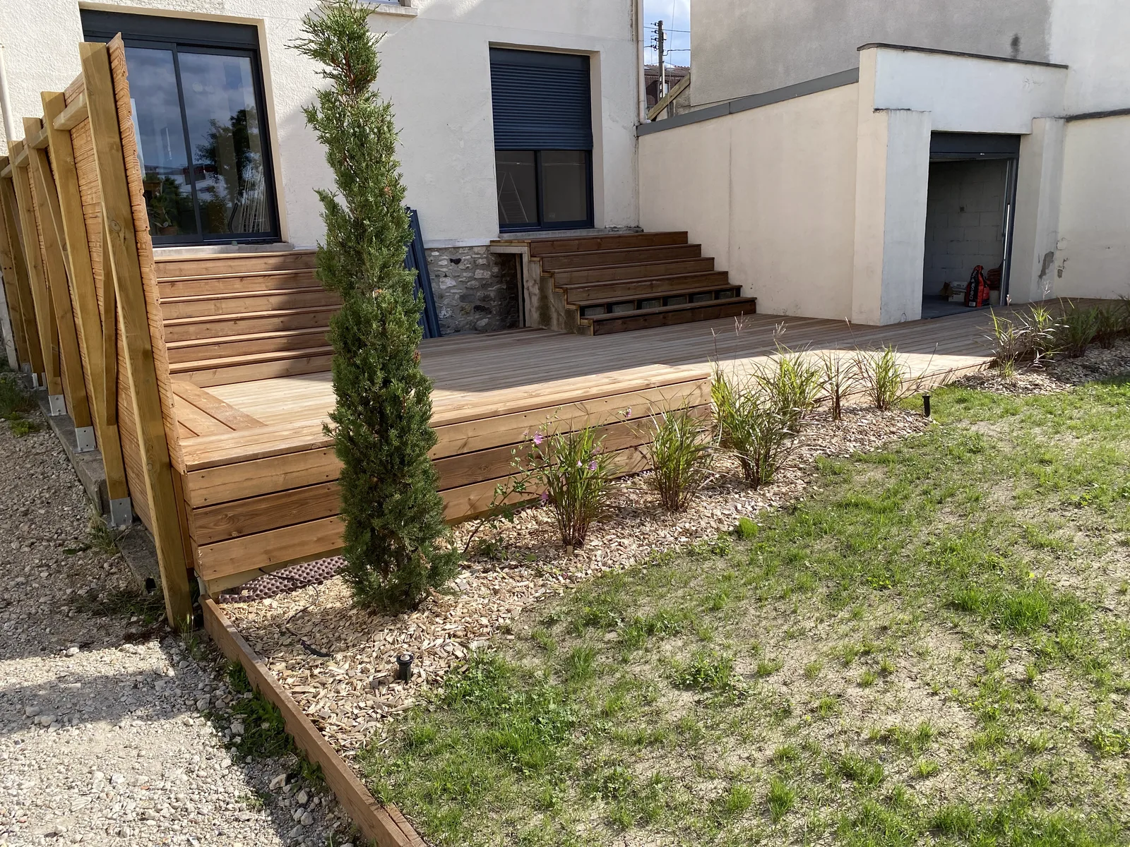 Brise-vue en bois et marches sur mesure d'une terrasse à Noisy-le-Grand
