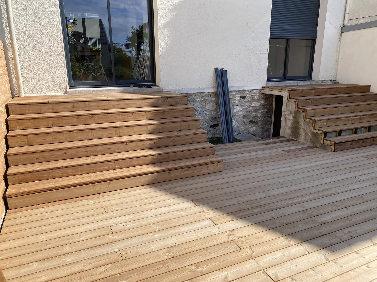 Marches en bois sur mesure reliant la terrasse à la maison, Noisy-le-Grand