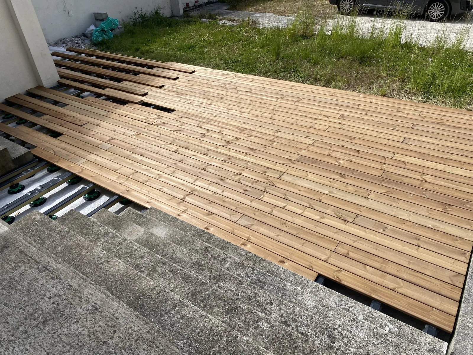 Pose des lames de terrasse en pin traité en cours, Noisy-le-Grand