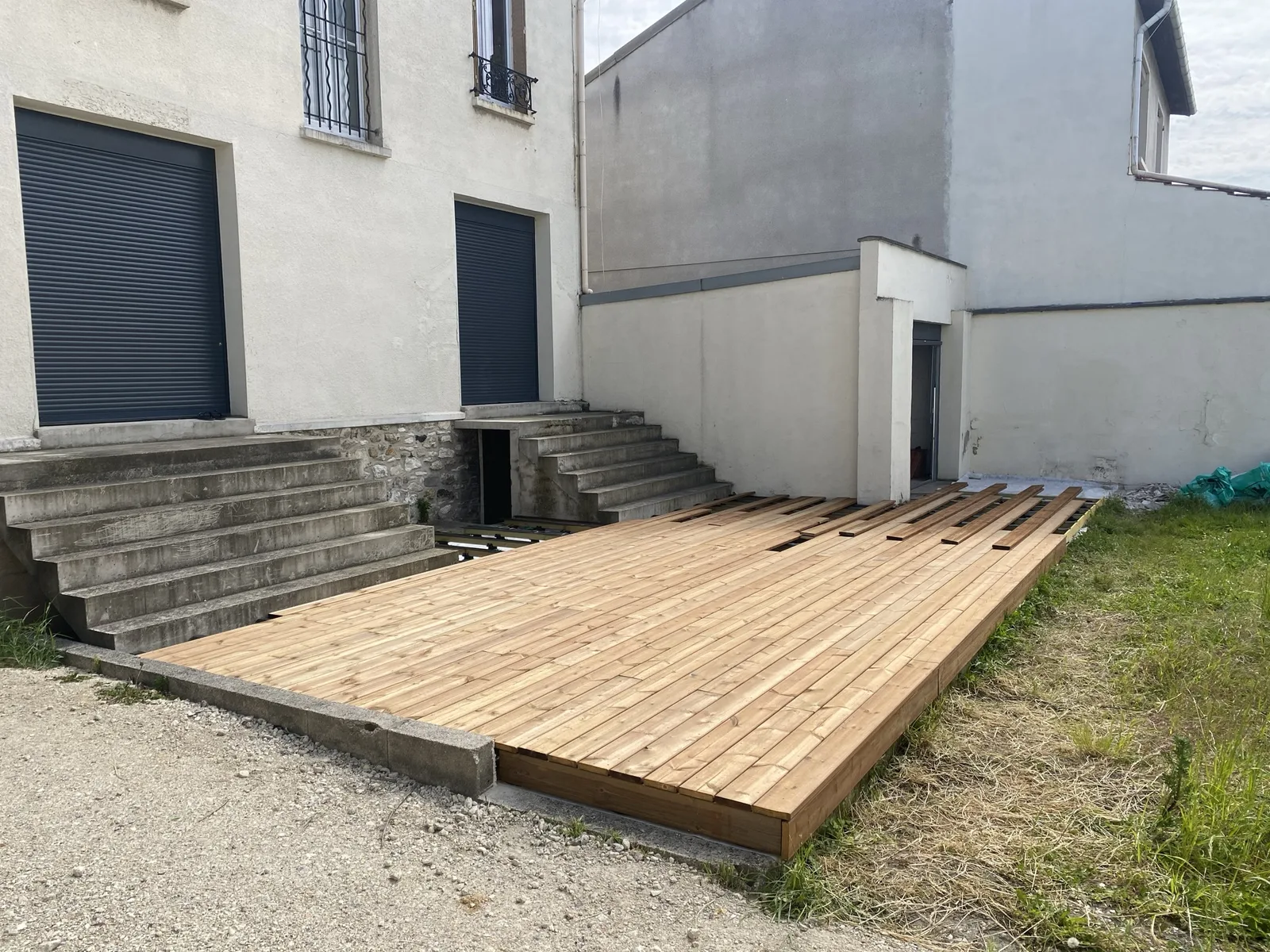 Terrasse en pin traité en cours de finition près des marches, Noisy-le-Grand