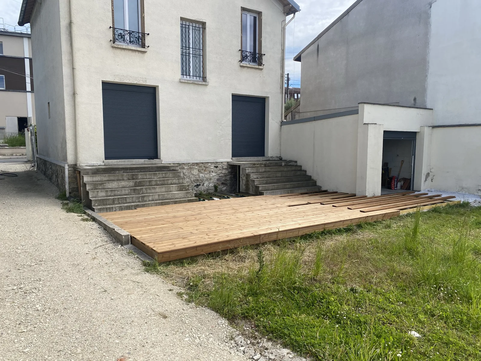 Terrasse en bois posée avant l'installation du brise-vue et des bancs, Noisy-le-Grand
