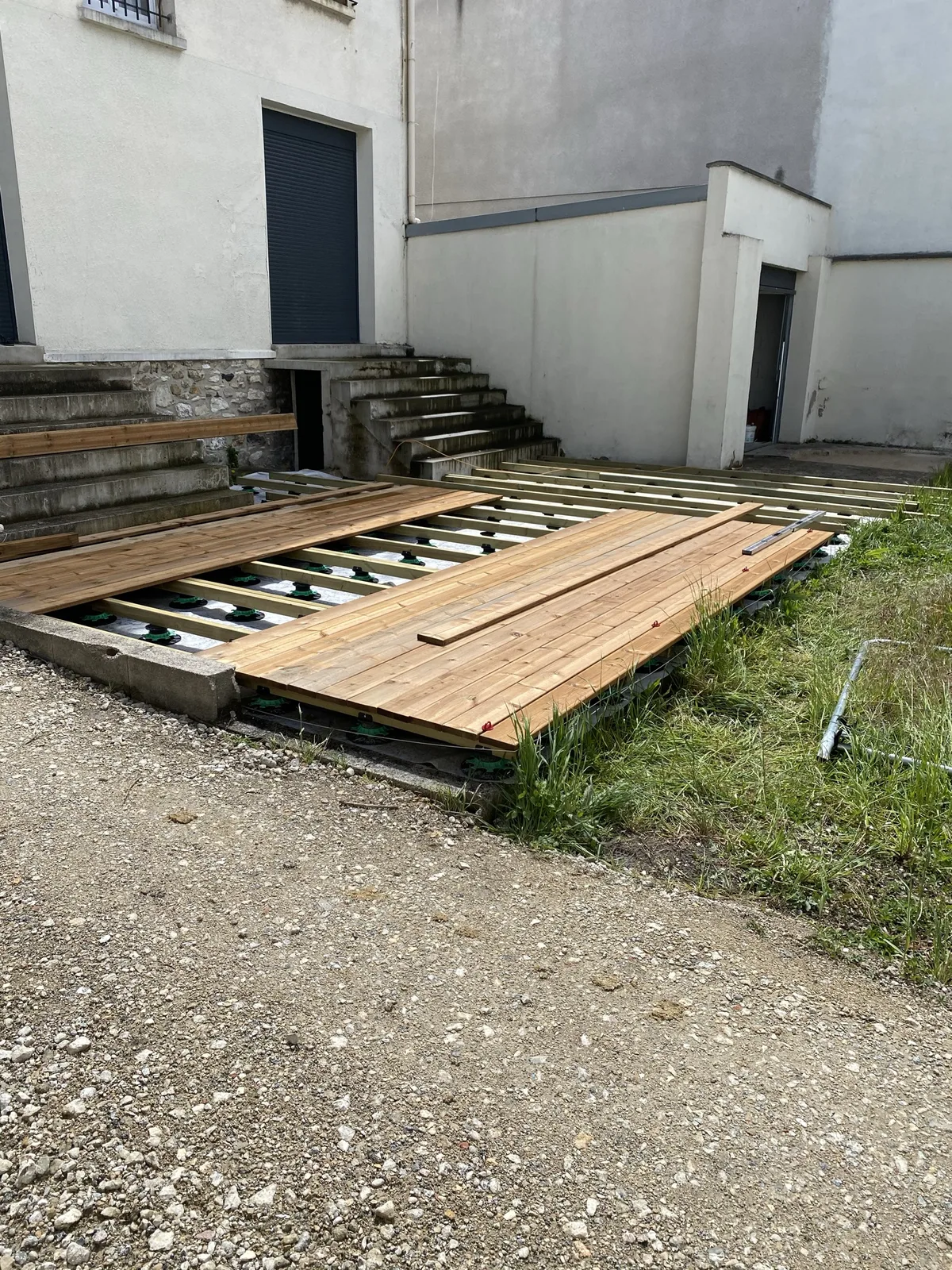 Plots réglables, géotextile et lambourdes posés sur la dalle, Noisy-le-Grand