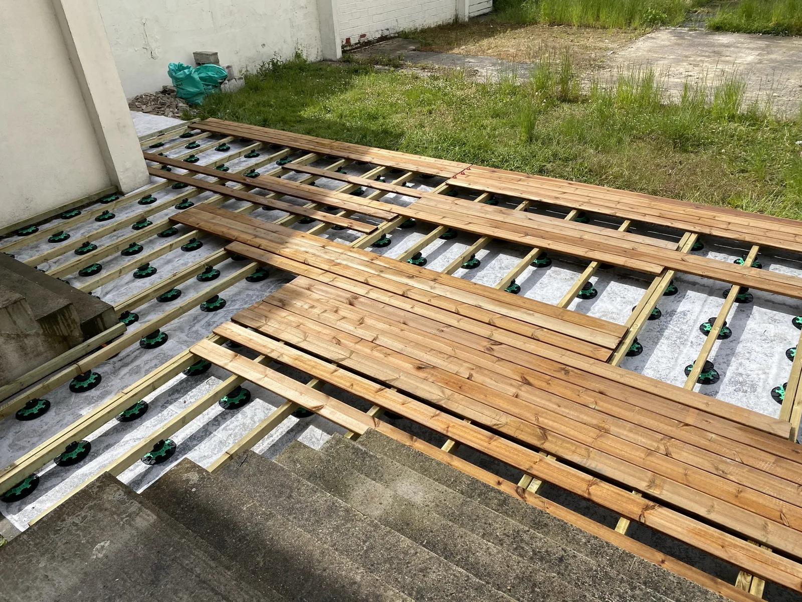 Structure de la terrasse sur plots avant la pose des lames, Noisy-le-Grand