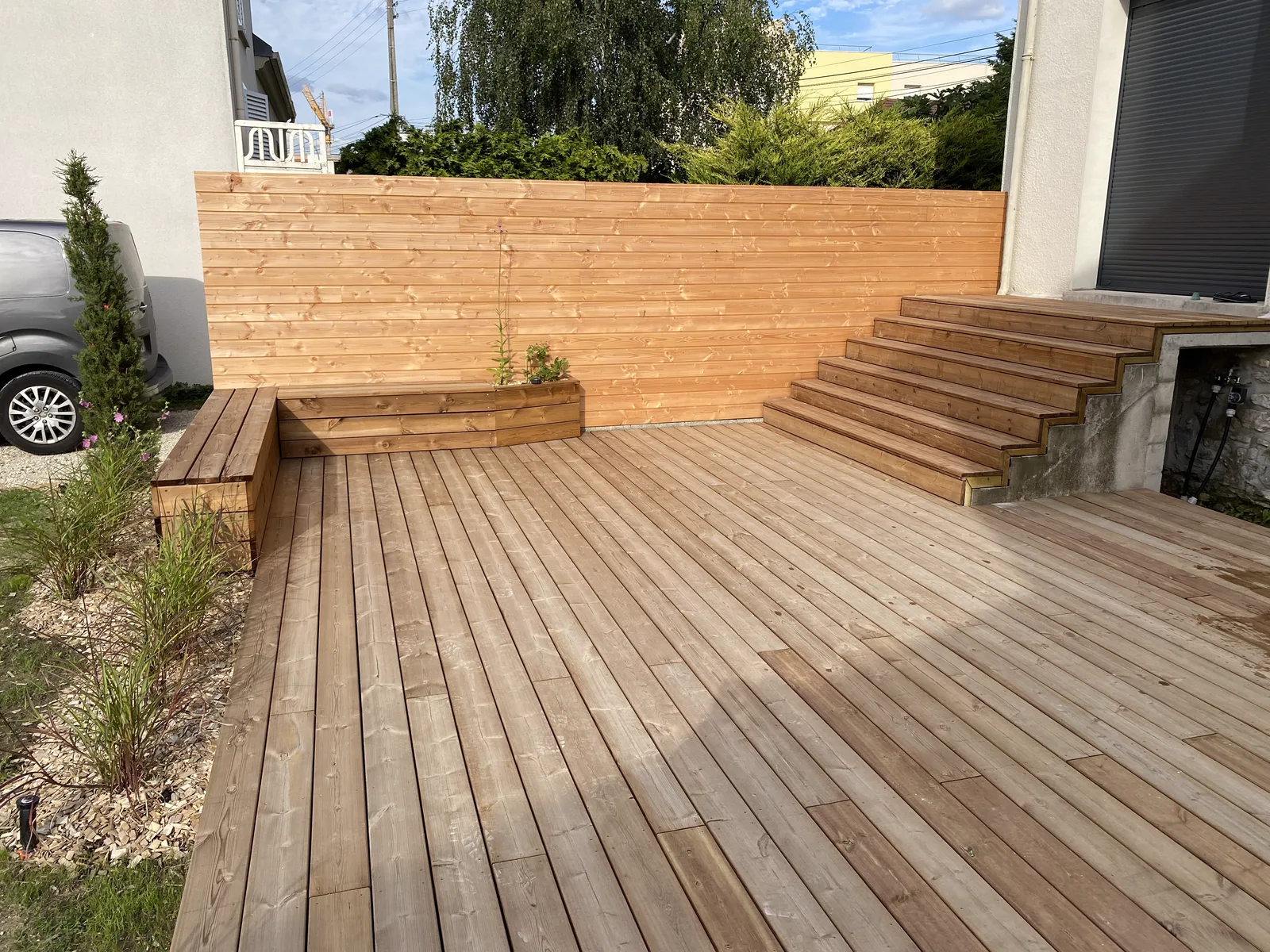 Terrasse bois avec banc intégré et brise-vue, Noisy-le-Grand