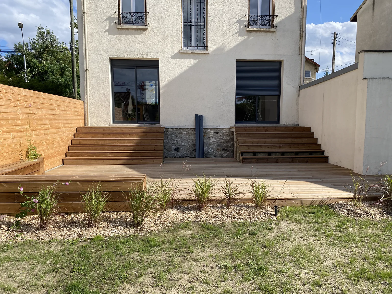 Terrasse bois ouverte sur le jardin paysager, Noisy-le-Grand