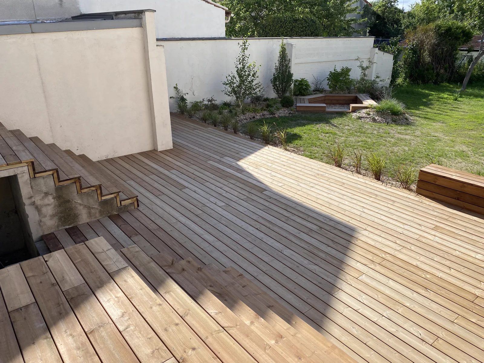 Terrasse en bois et jardin, vue depuis la maison, Noisy-le-Grand