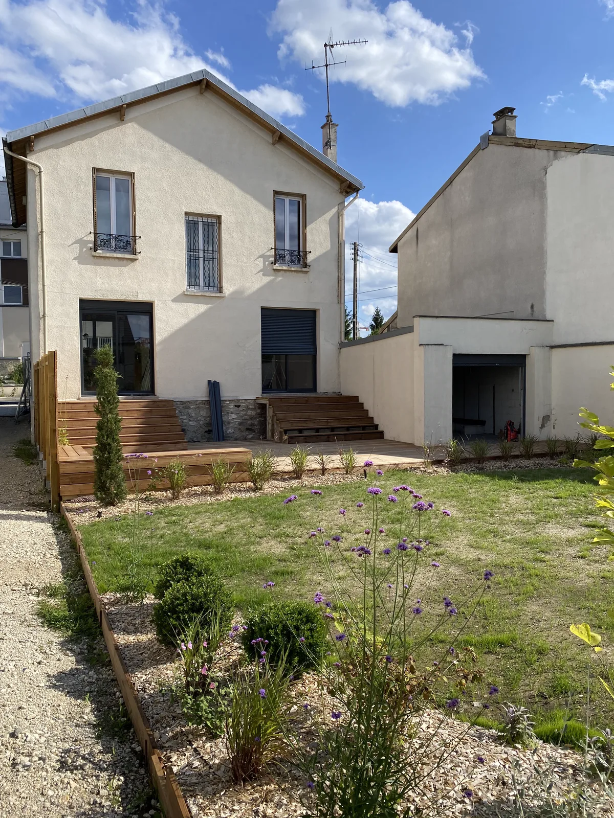 Terrasse en bois avec brise-vue et bancs intégrés à Noisy-le-Grand, réalisée par DS.BAT