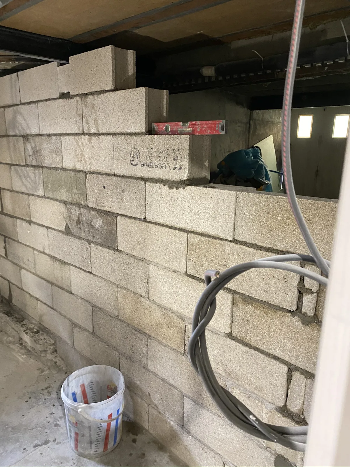 Montage d'un mur en parpaings dans le sous-sol, Noisy-le-Grand