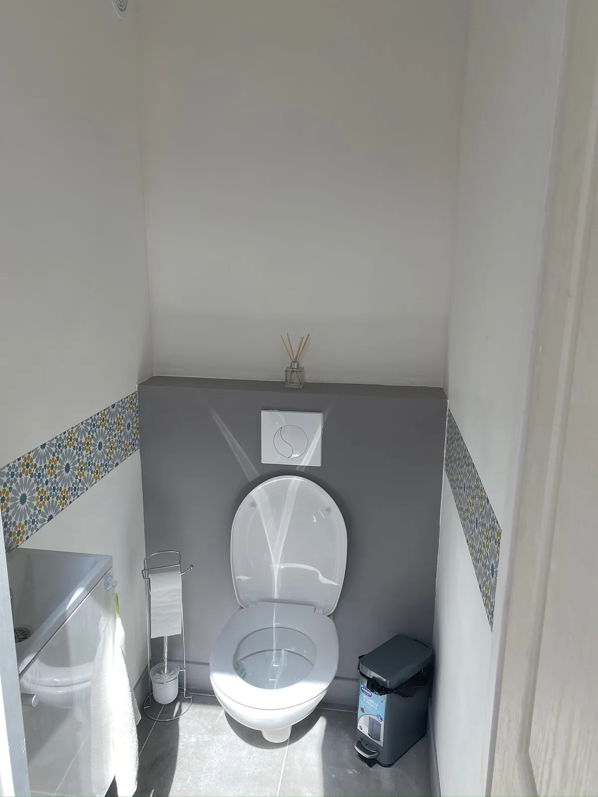 WC suspendu fini avec frise décorative, Noisy-le-Grand
