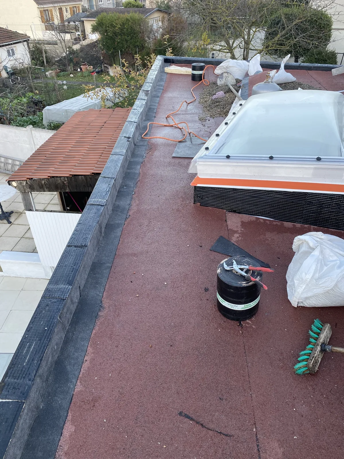 Membrane d'étanchéité bitumineuse soudée au chalumeau sur le toit-terrasse, Noisy-le-Grand