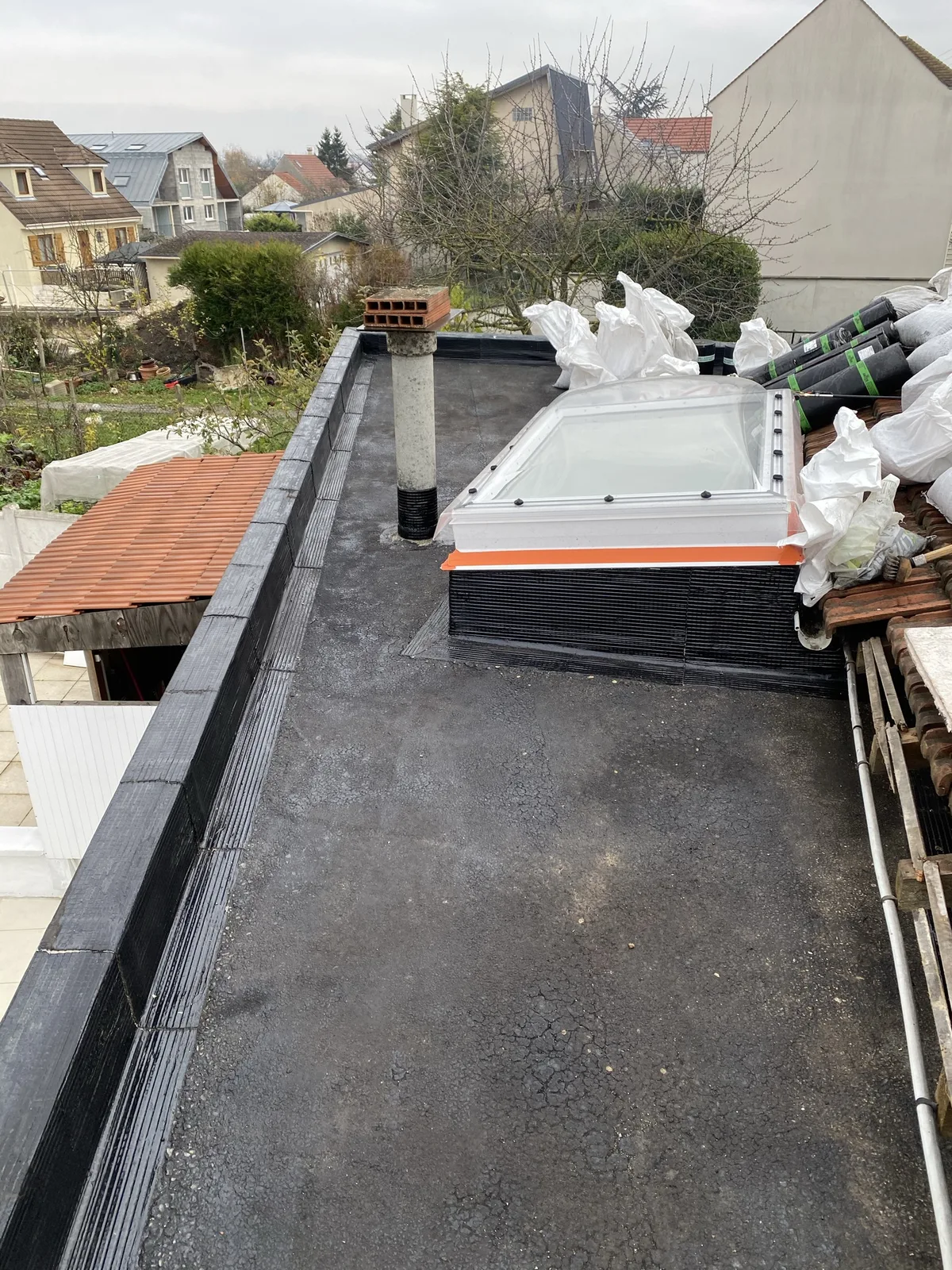 Toit-terrasse mis à nu après retrait des graviers et de l'aluminium des côtés, Noisy-le-Grand
