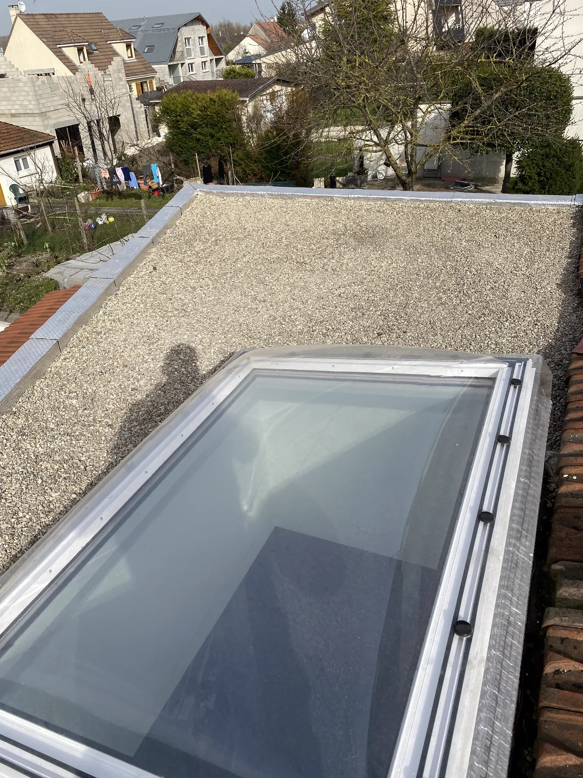 Nouveau hublot vitré installé, finition gravillonnée, Noisy-le-Grand