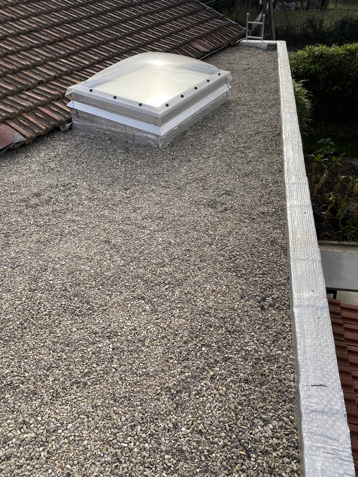 Toit-terrasse rénové avec nouveau hublot et finition gravillonnée à Noisy-le-Grand, par DS.BAT