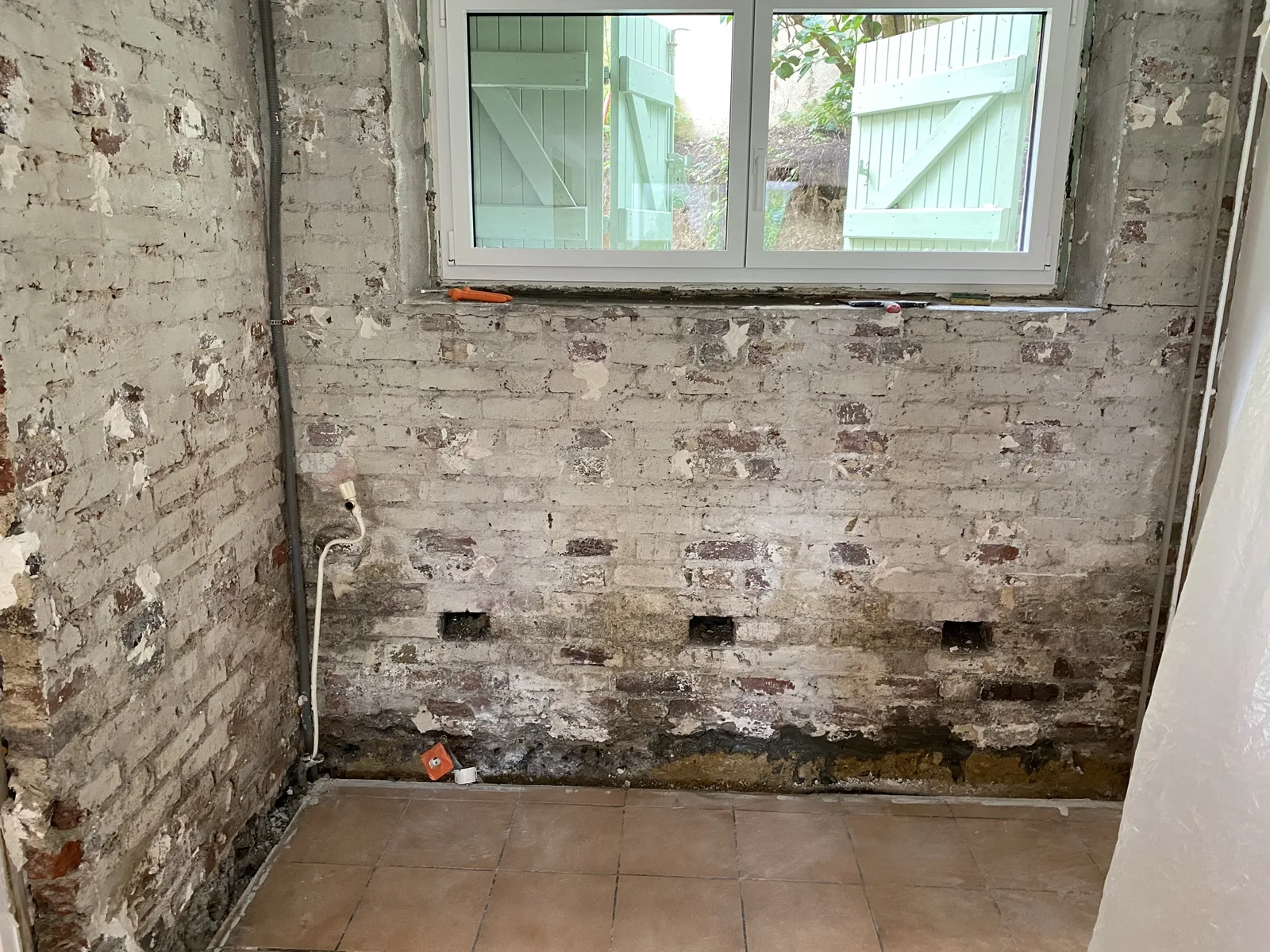 Mur en brique préparé avant traitement de l'humidité