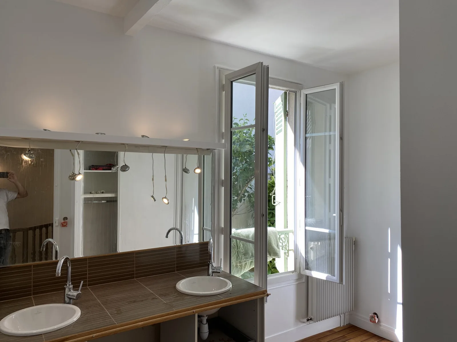 Salle de bain rénovée avec double vasque à Sèvres
