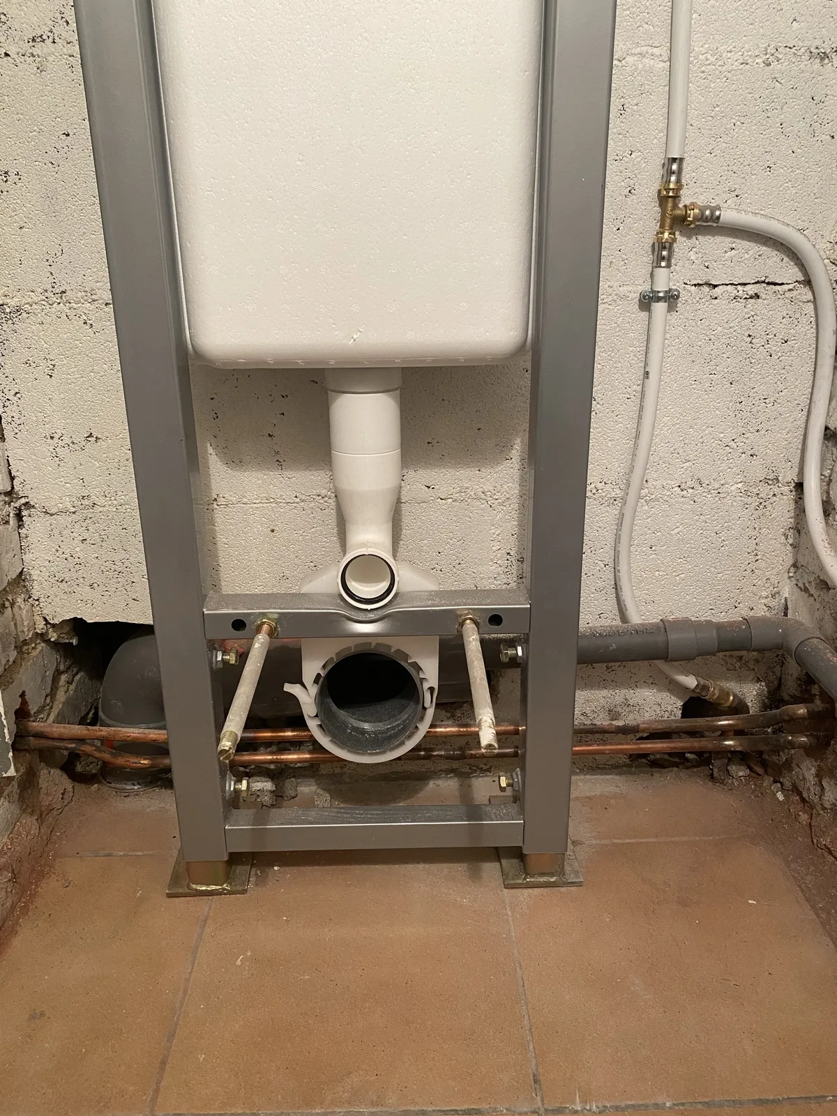 Bâti-support du WC suspendu avec alimentation cuivre et évacuation PVC