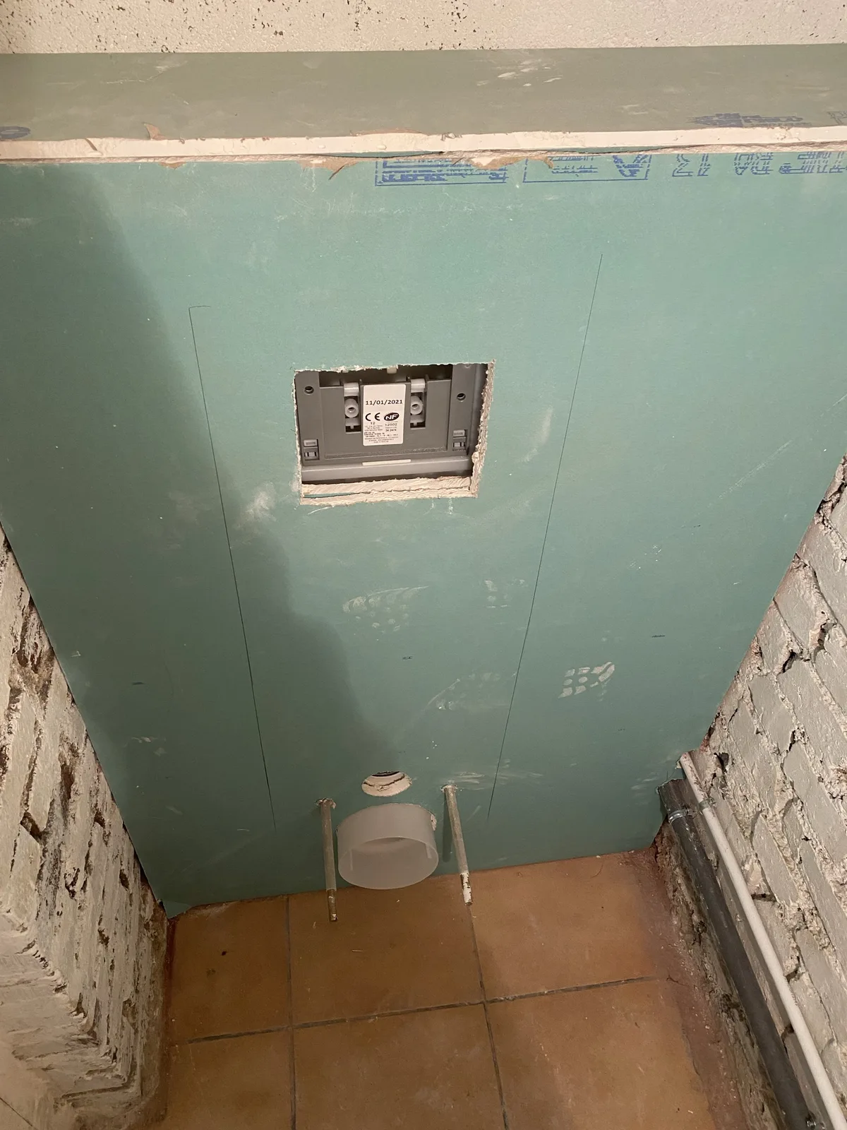 Doublage hydrofuge autour du réservoir encastré du WC suspendu