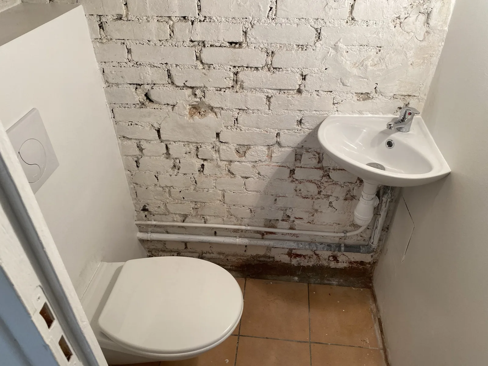 Vue d'ensemble du WC suspendu et du lave-mains d'angle, Sèvres