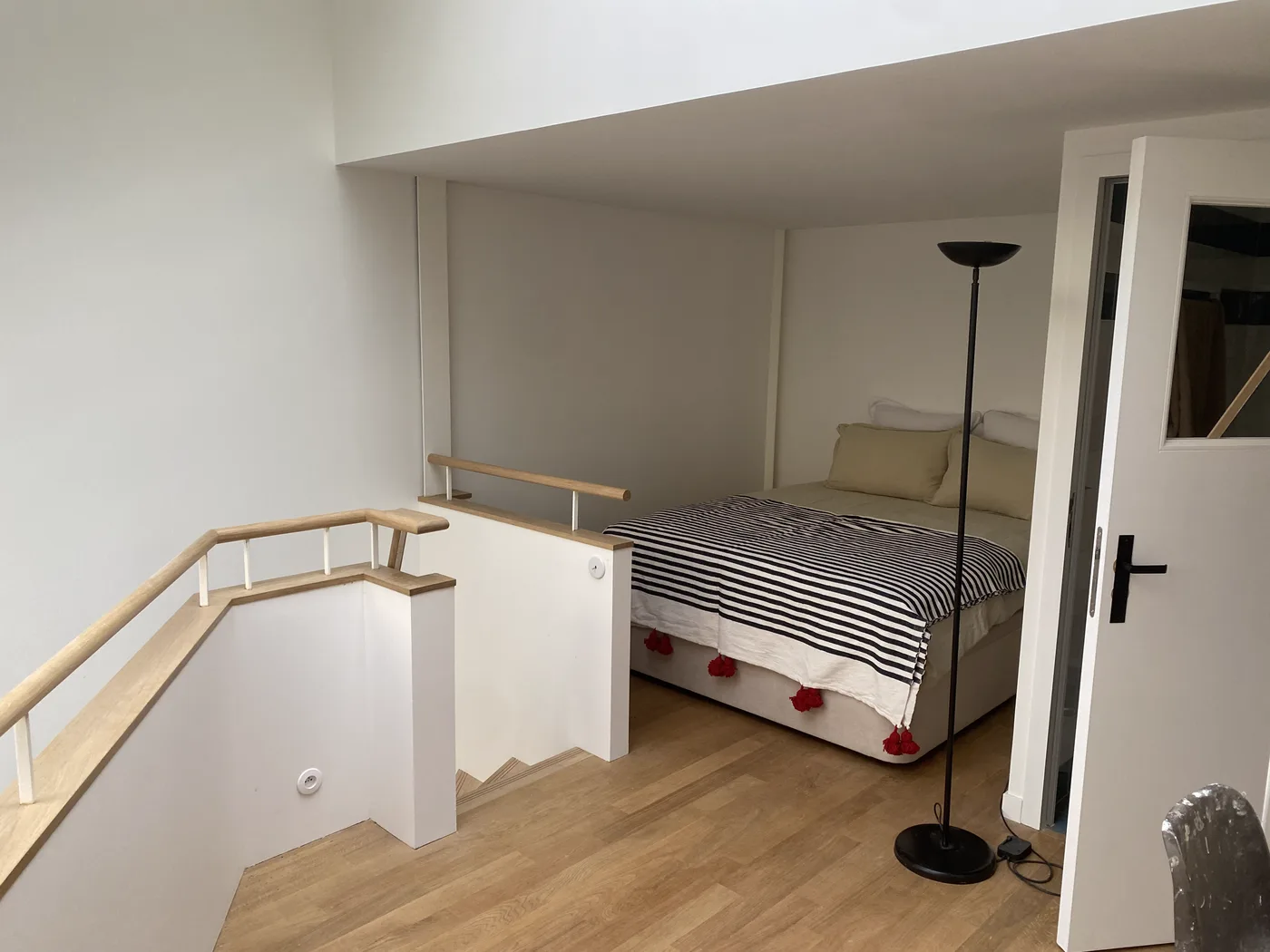 Chambre au premier étage livrée, parquet bois, Paris 14e
