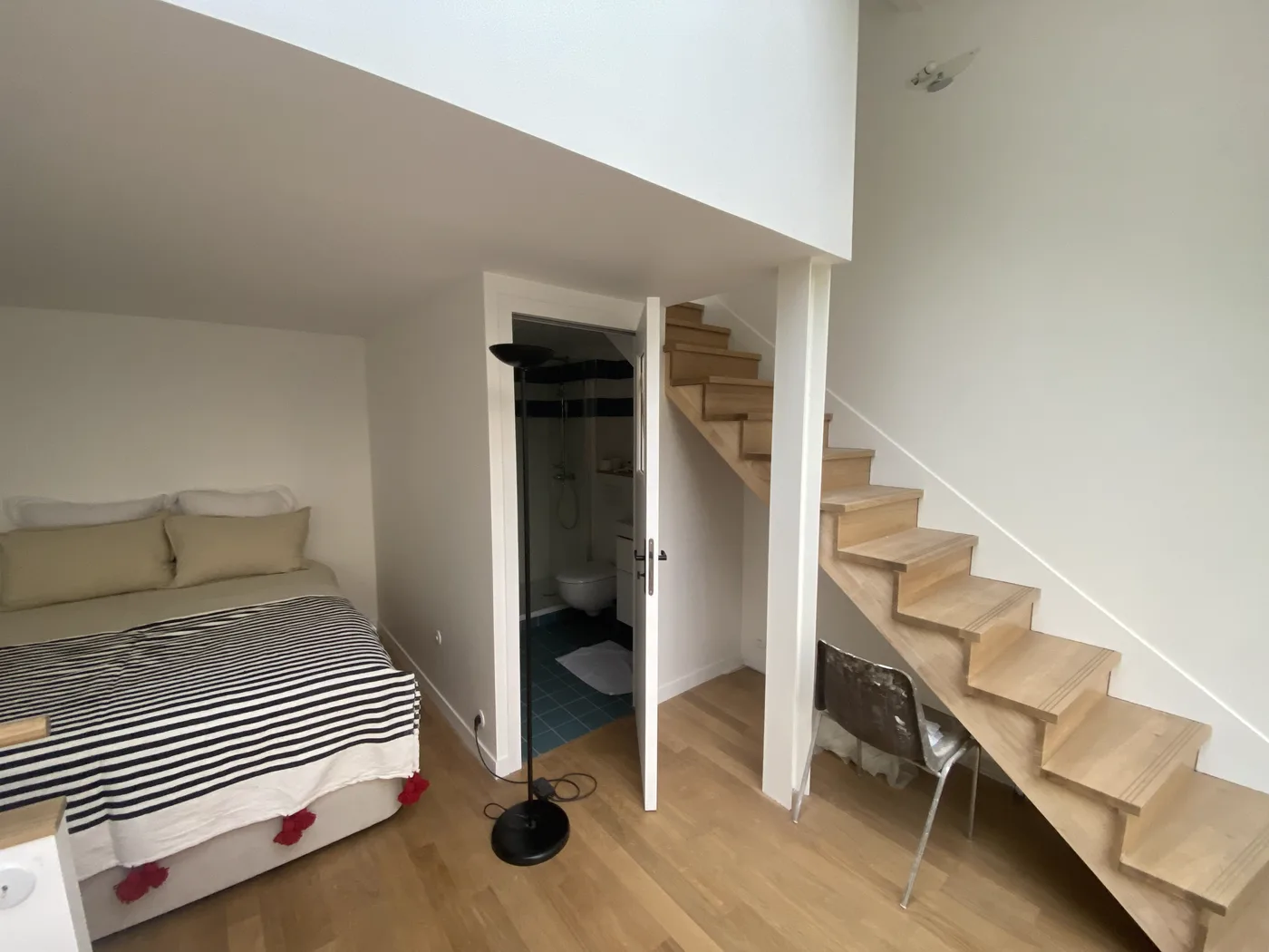 Chambre du premier étage et sa petite salle de bain, Paris 14e