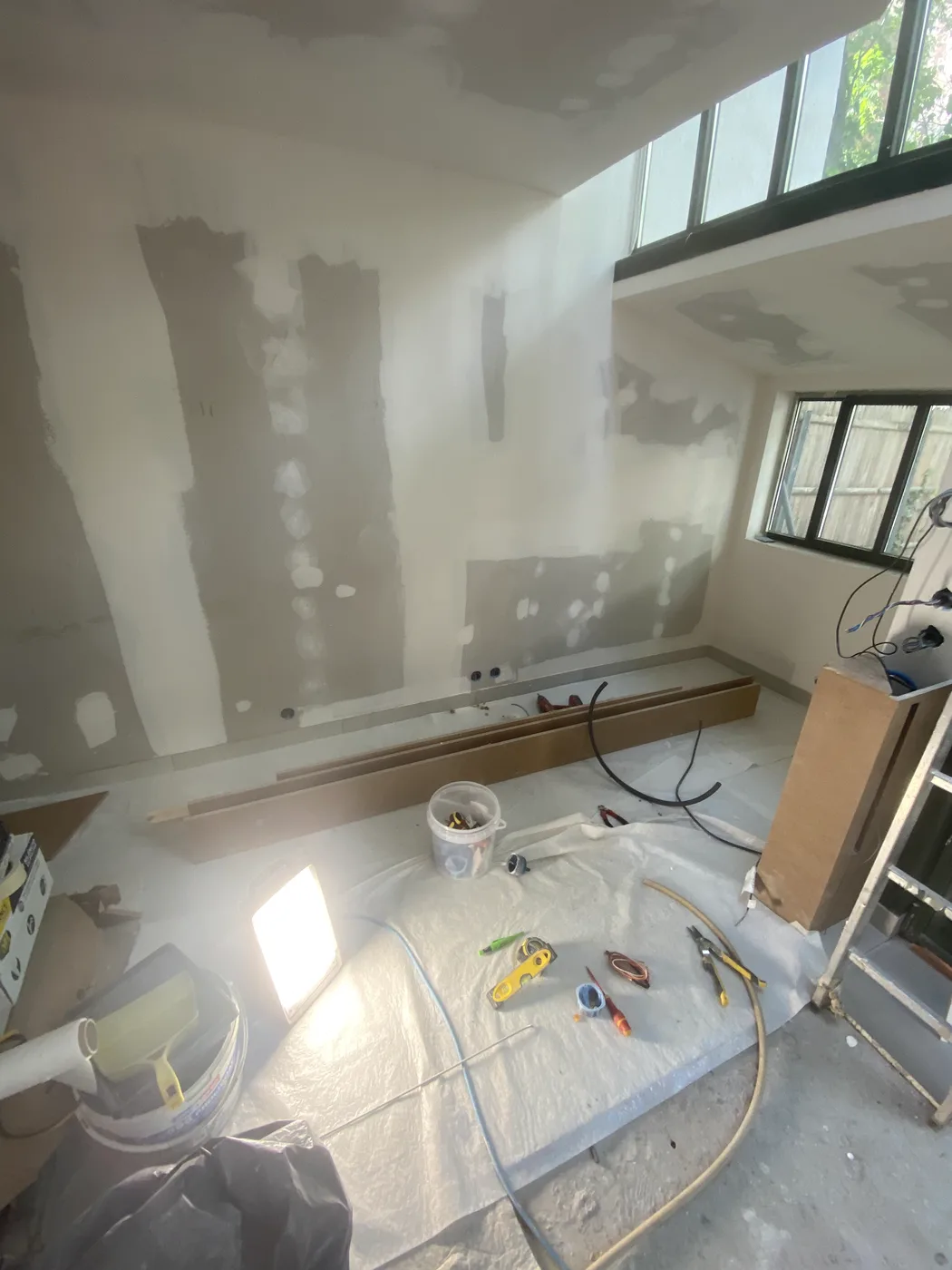 Double hauteur en cours de doublage placo, atelier Paris 14e