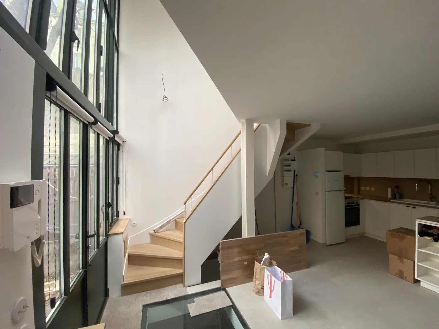 Séjour, escalier bois et cuisine ouverte, atelier Paris 14e
