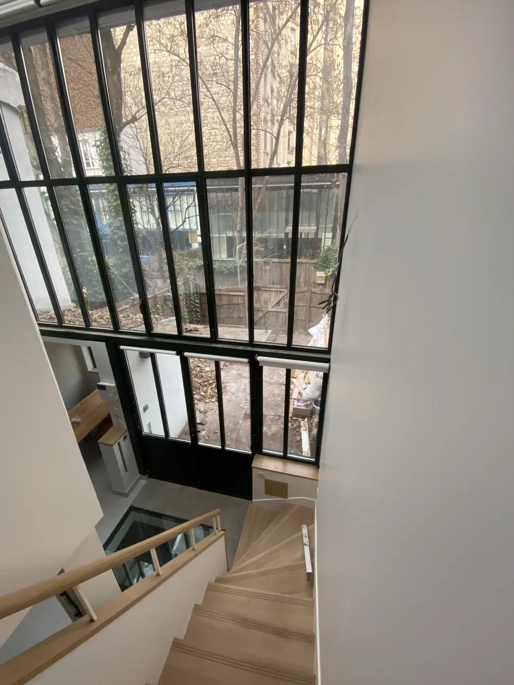 Escalier bois et verrière, atelier rénové Paris 14e