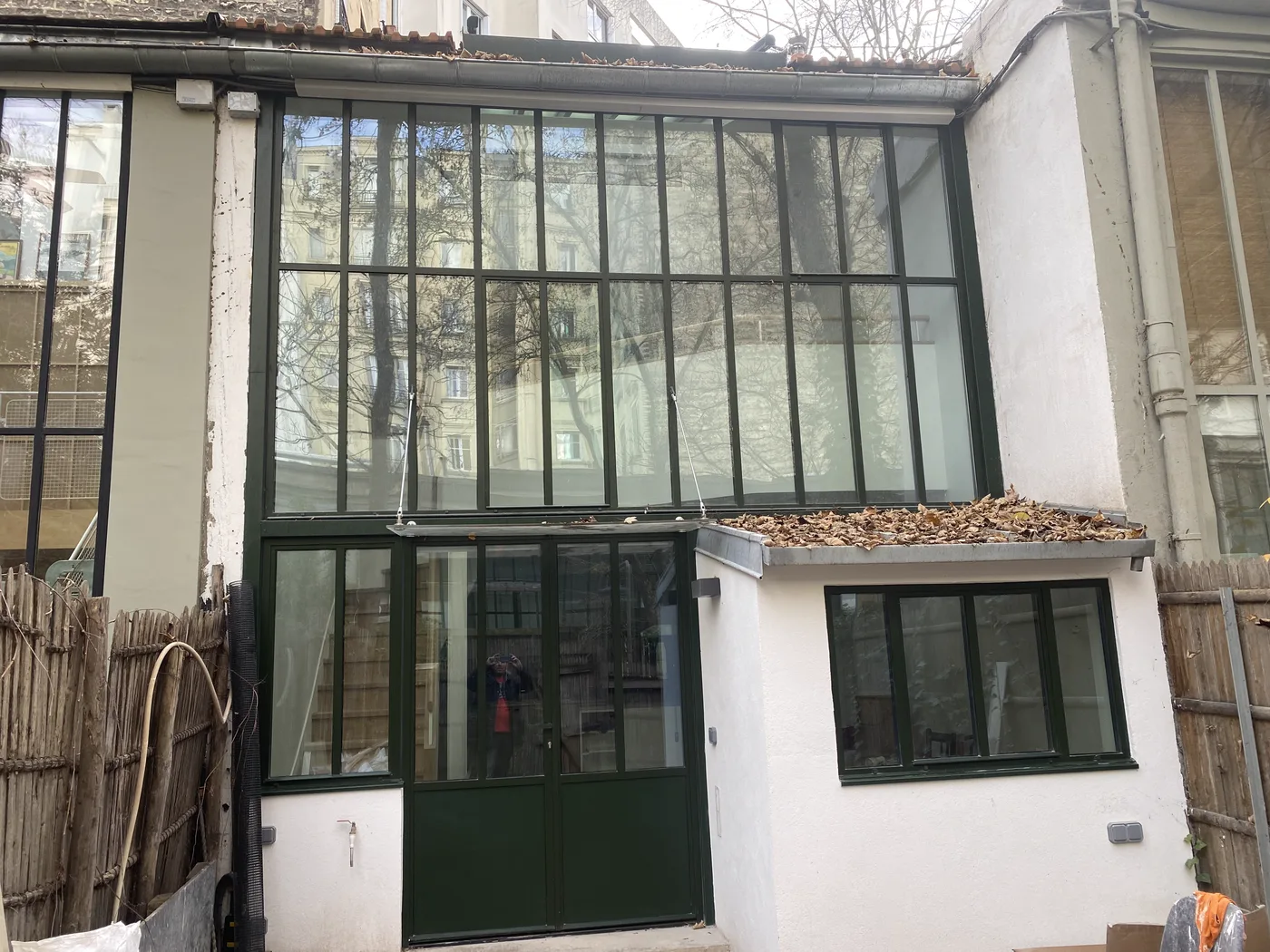 Façade verrière de l'atelier d'artiste livrée, Paris 14e