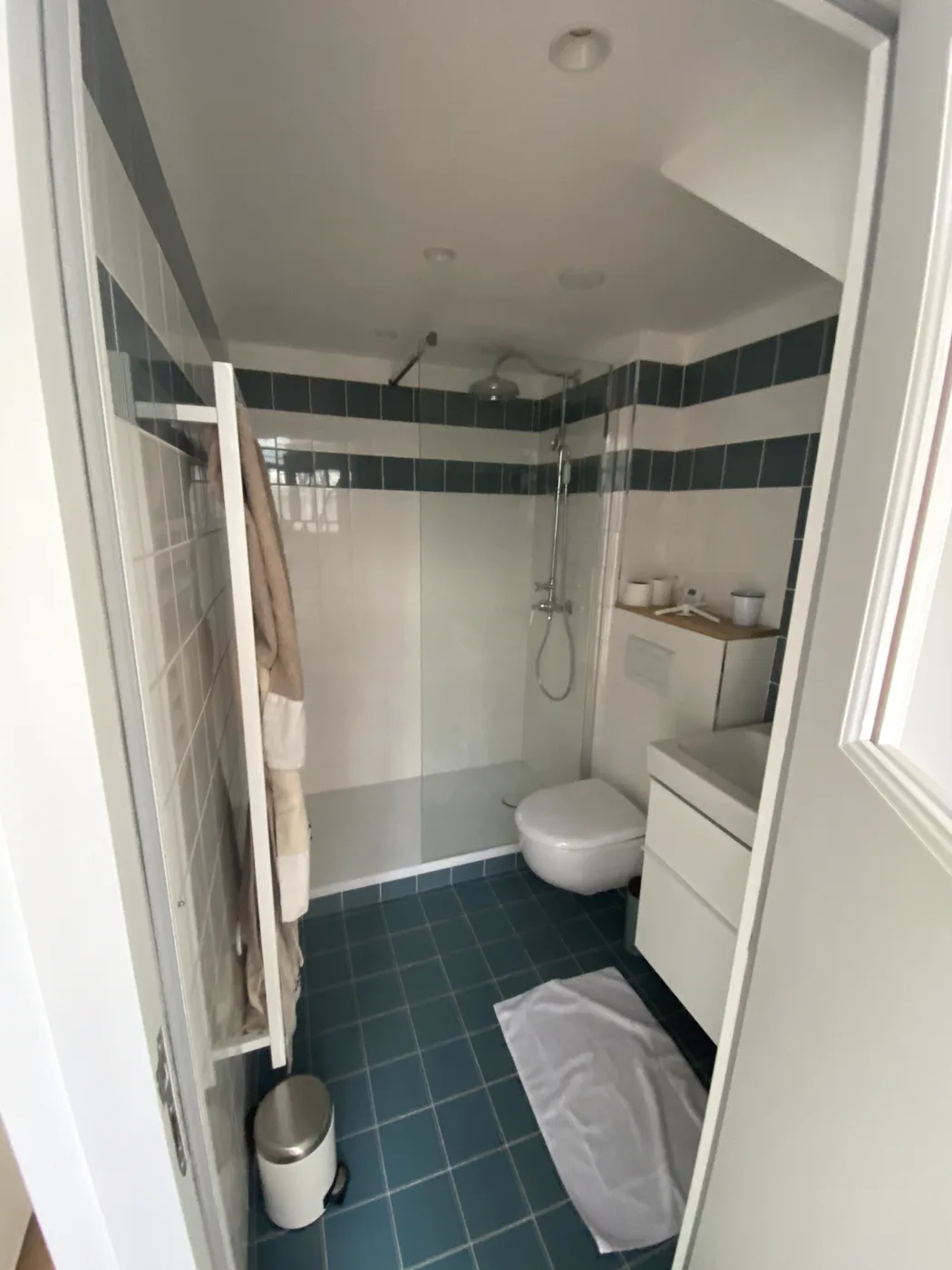 Salle de bain rénovée avec douche à l'italienne, Paris 14e