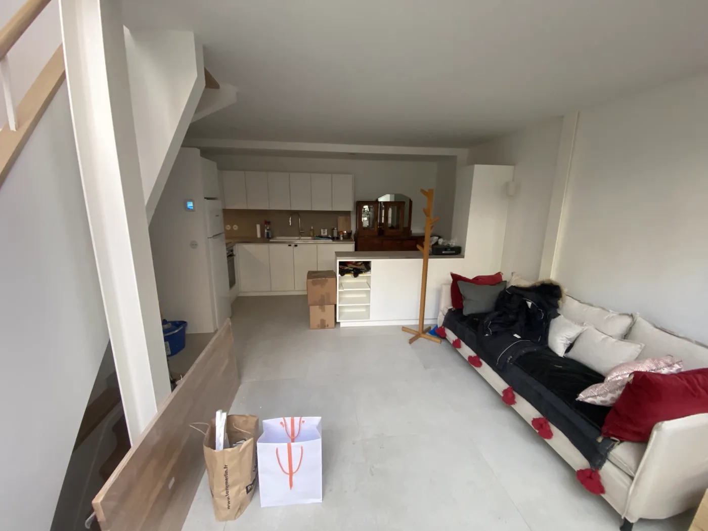 Séjour et cuisine ouverte livrés, atelier d'artiste Paris 14e