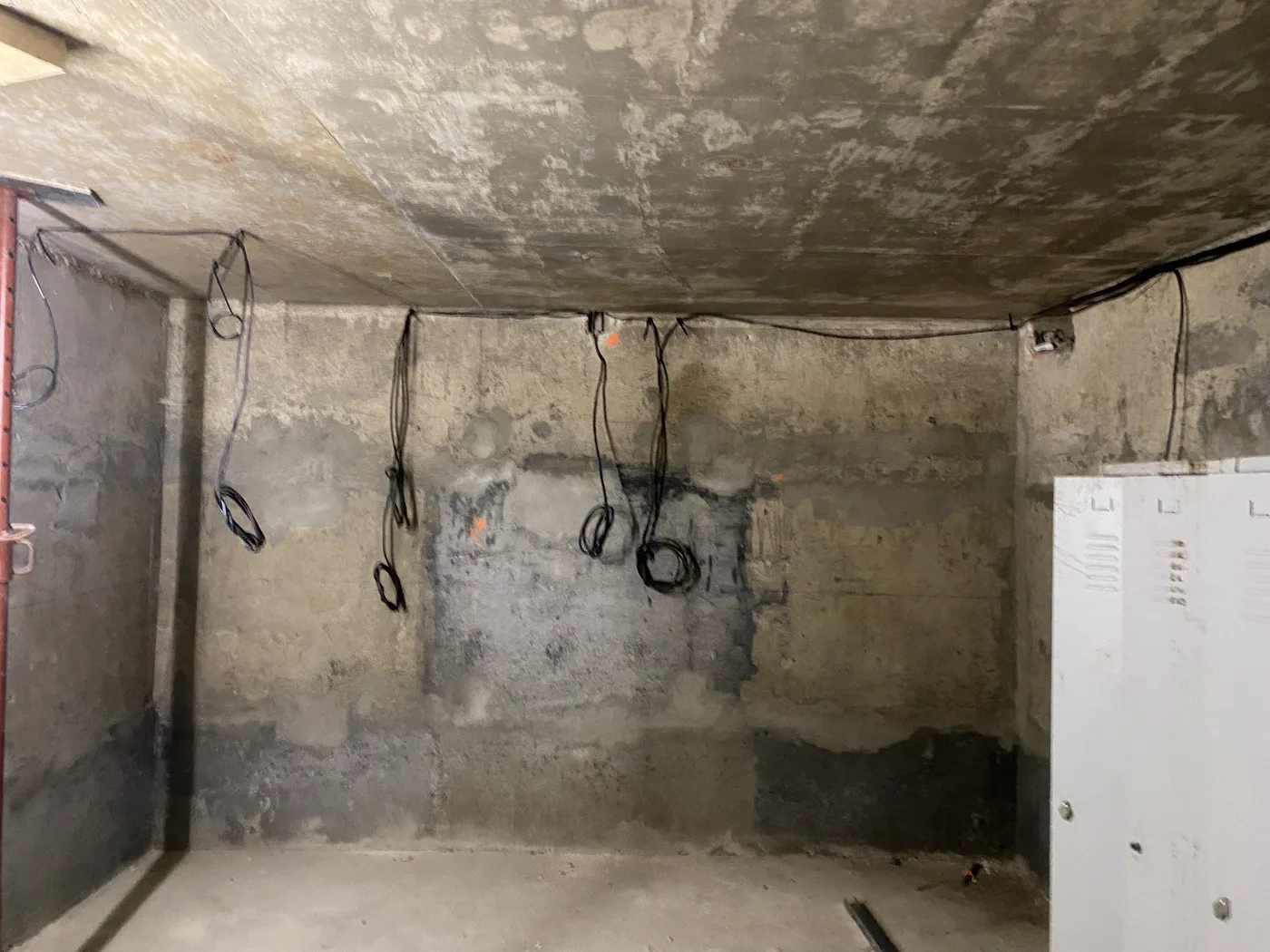 Sous-sol en béton brut avant travaux, atelier Paris 14e