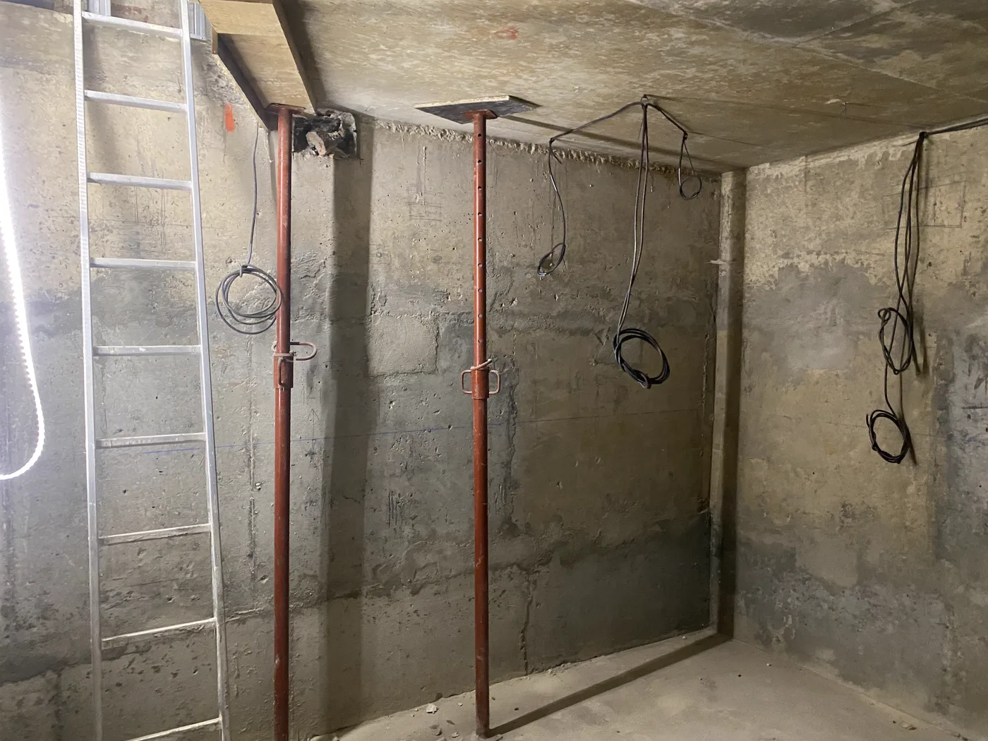 Passage des câbles électriques repérés dans le sous-sol