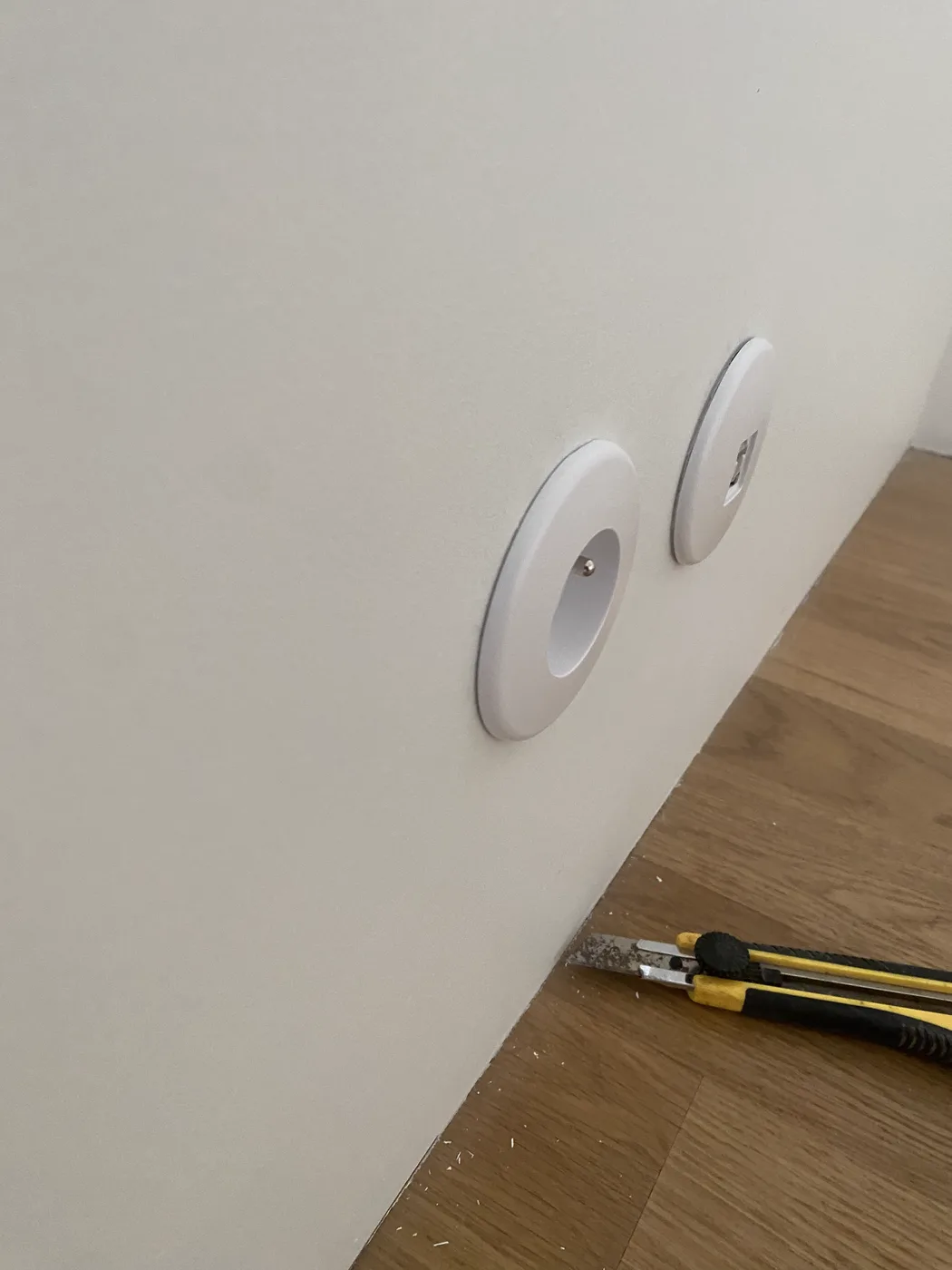 Spots LED encastrés posés, finition électrique soignée