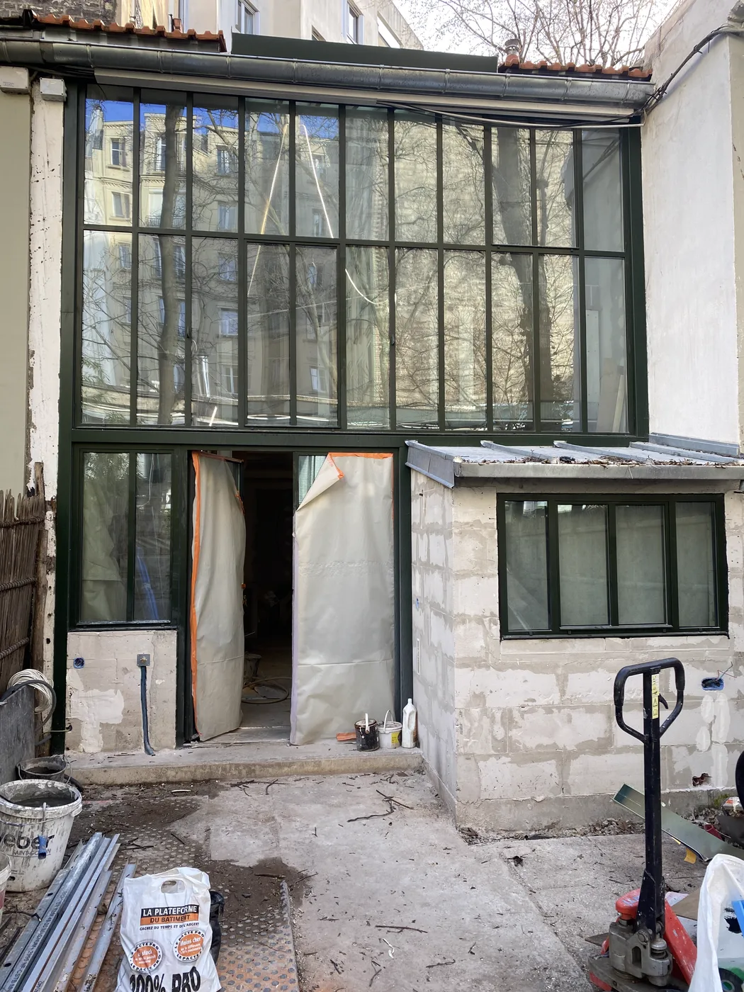 Façade verrière sur mesure vue depuis la cour, Paris 14e