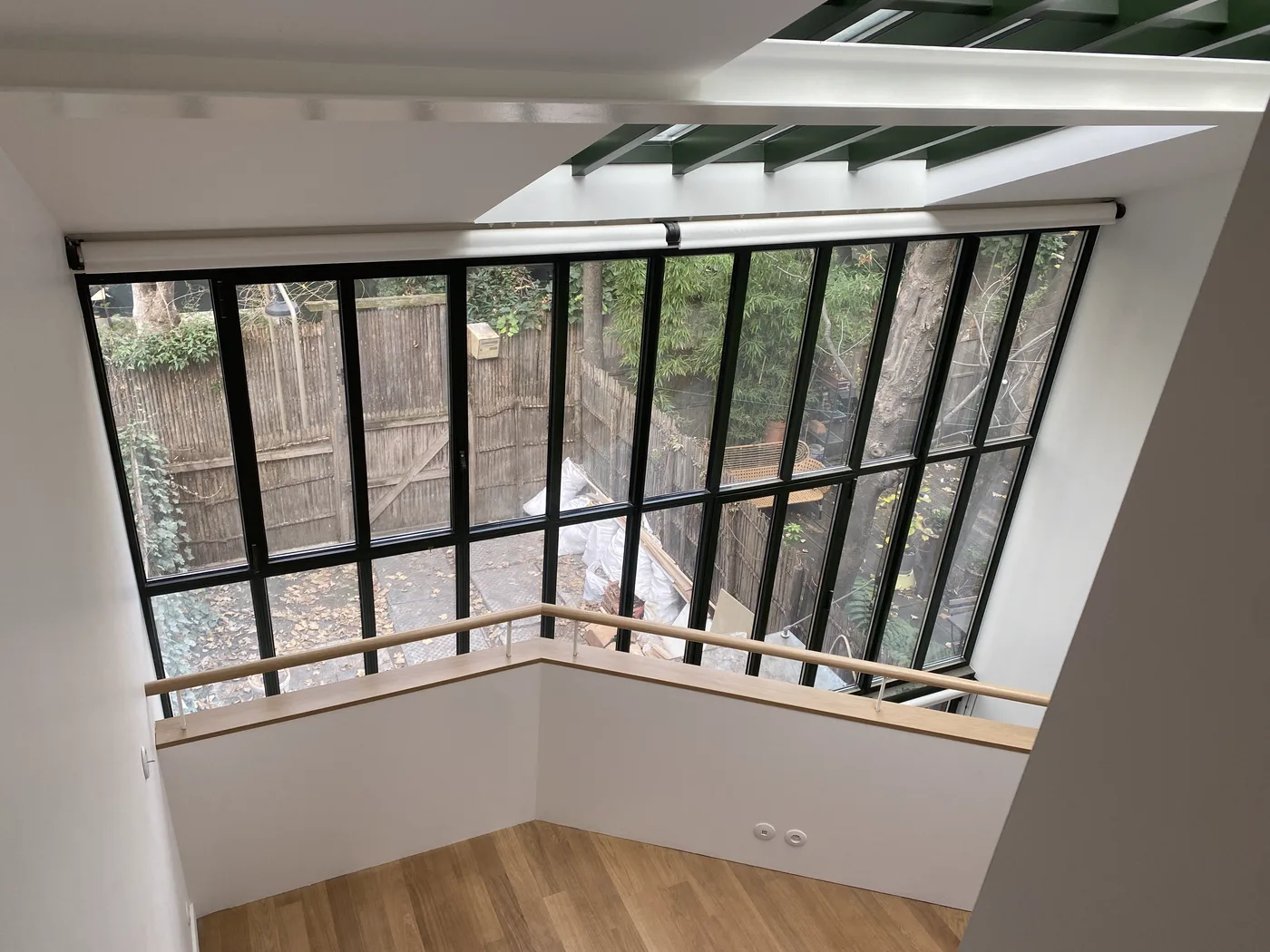 Atelier d'artiste rénové à Paris 14e : double hauteur et verrière sur mesure sur jardin, réalisé par DS.BAT