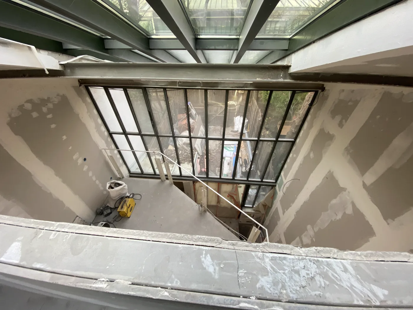 Verrière et mezzanine en plongée, atelier d'artiste Paris 14e