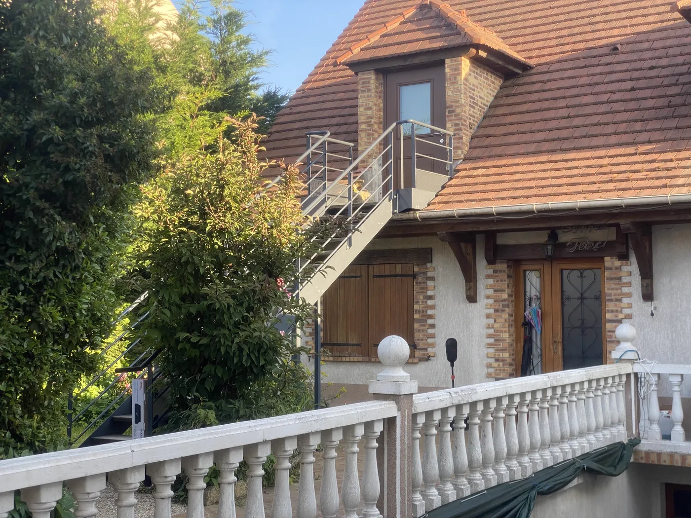 Escalier métallique menant à la porte-lucarne, Villevaudé
