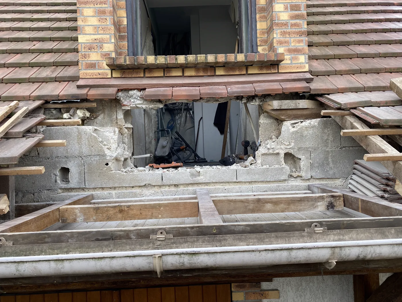 Dépose de la fenêtre de toit et ouverture de la maçonnerie, Villevaudé